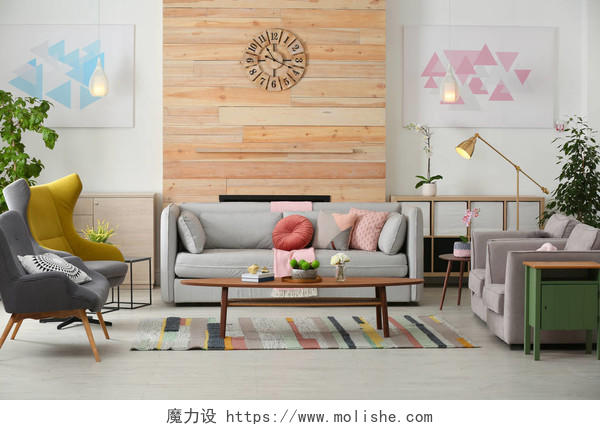 时尚的客厅内部舒适的沙发和装饰元素